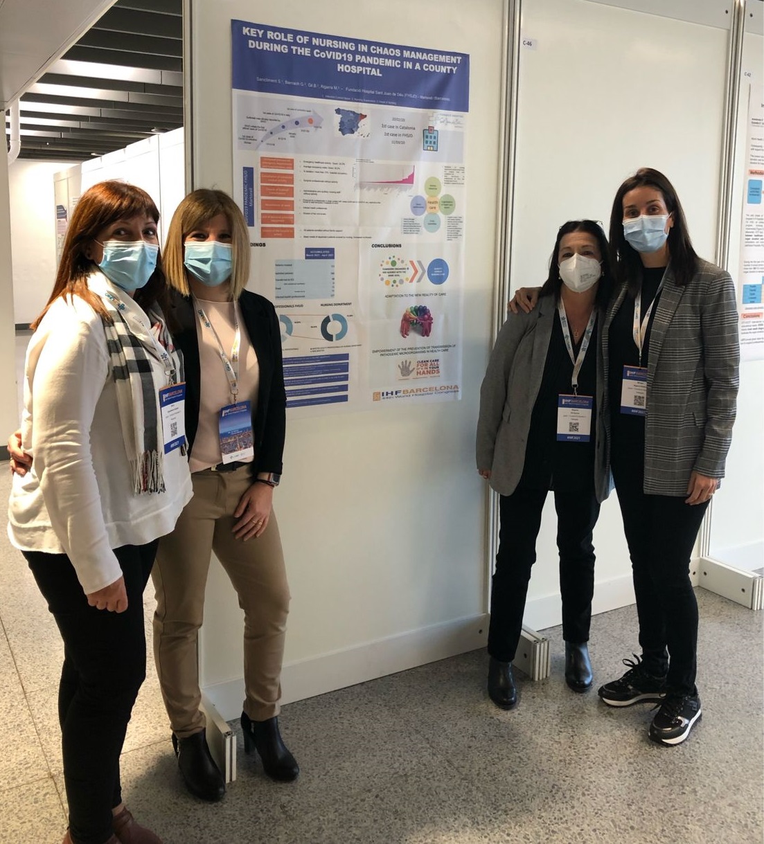 Equip Infemeres FHSJDM i poster #IHFBarcelona