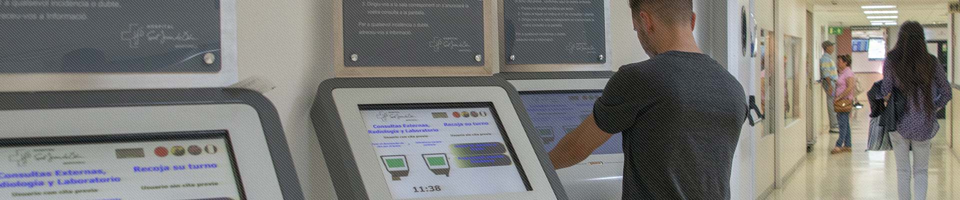 Primer pla dels dispositius electrònics ubicats a la recepció de l'Hospital